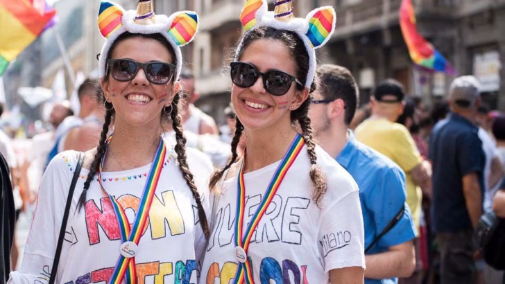 Due ragazze al Pride di Milano