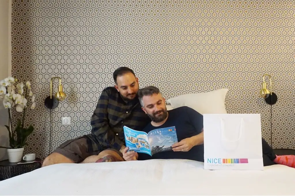 Daniele e Luigi di Gayly Planet della camera artistica dell'hotel gay di Nizza chiamato Arome Hotel