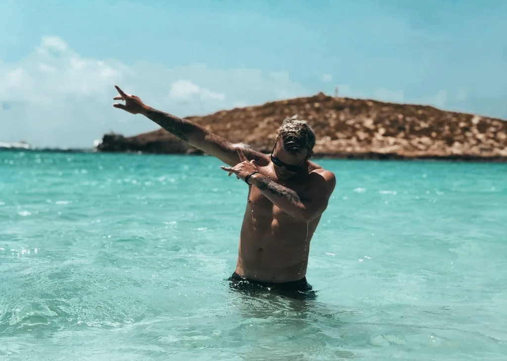guida cura capelli uomo estate piscina mare