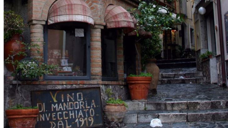 Alla scoperta del bar siciliano interamente decorato con falli