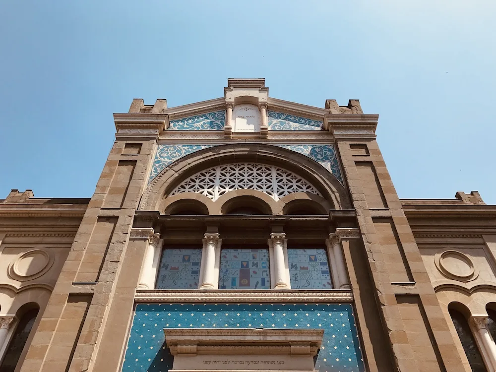 Facciata della Sinagoga della Guastalla a Milano, con il suo caratteristico stile moresco e decorazioni geometriche in tonalit&agrave; azzurro e oro. L&rsquo;edificio storico, risalente al XIX secolo, &egrave; uno dei principali luoghi di culto della comunit&agrave; ebraica milanese.