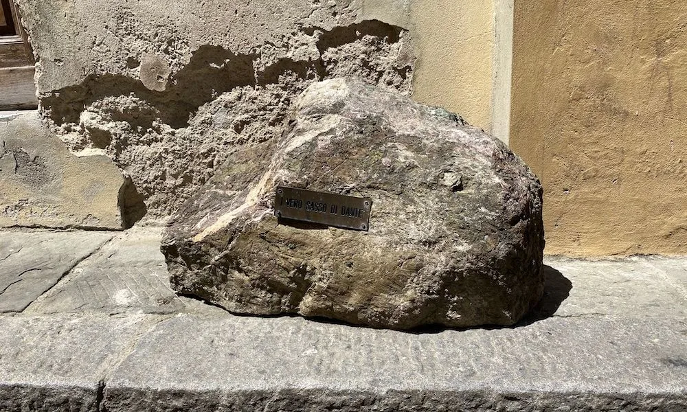 Il Sasso di Dante a Firenze, una grande pietra situata vicino al Duomo, legata alla leggenda secondo cui Dante Alighieri si sedeva qui per osservare i lavori della cattedrale e riflettere.