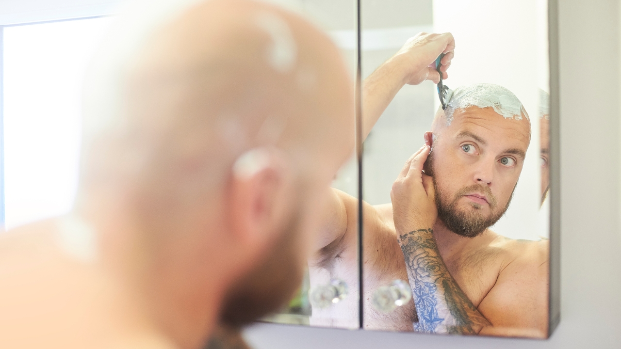 Come rasare i capelli a zero: Consigli per la rasatura della testa con la  lametta - Gayly Planet