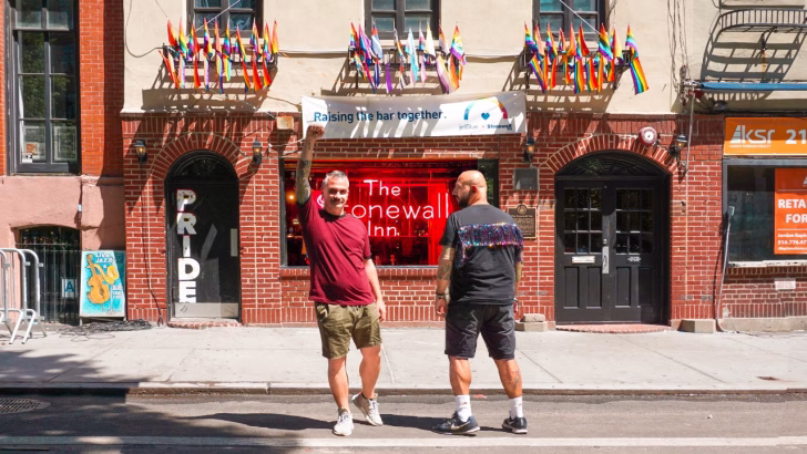 Daniele e Luigi di Gayly Planet allo Stonewall Inn di NYC
