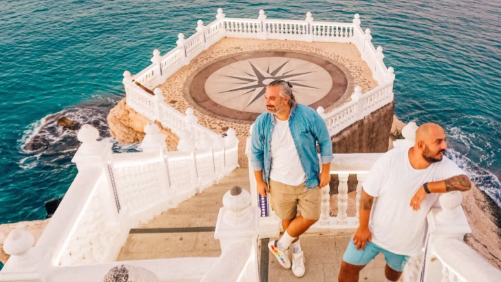 Daniele e Luigi di Gayly Planet in posa al mirador di Benidorm mentre ammirano il mare cristallino e le spiagge gay della citt&agrave;