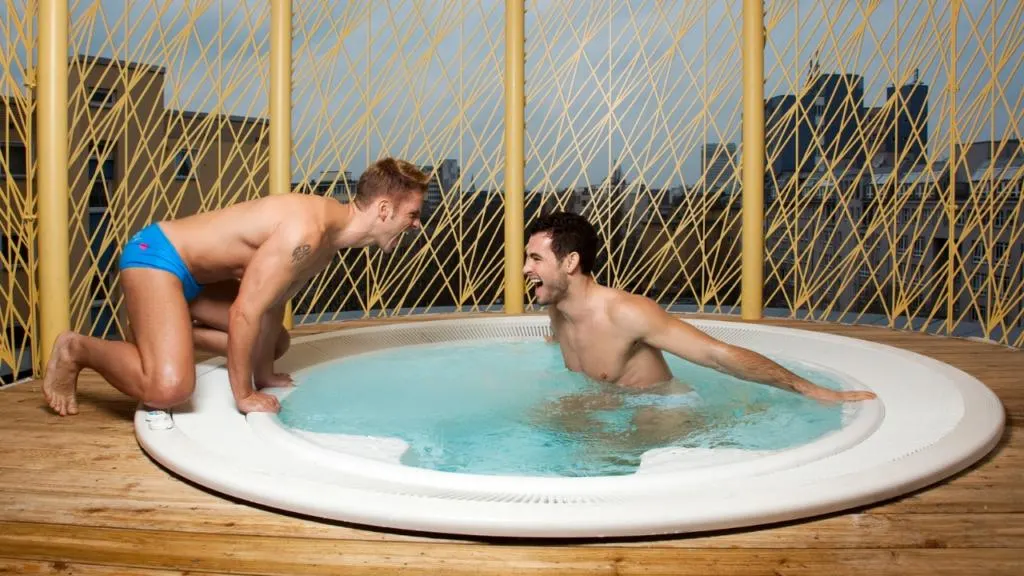 Area jacuzzi e rooftop dell&rsquo;Axel Hotel Berlin, hotel gay-friendly a Berlino con spa e ambienti pensati per viaggiatori LGBTQ+