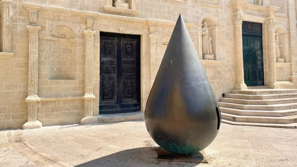 La Goccia di Kenjiro Azuma a matera in piazzetta pascoli