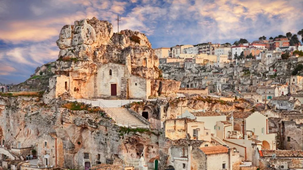 La chiesa rupestre di Madonna dell'Idris depositphotos