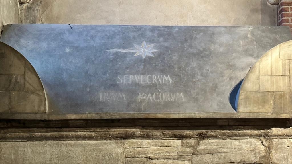 Il sarcofago dei Re Magi nella Basilica di Sant&rsquo;Eustorgio a Milano, con l&rsquo;iscrizione latina &lsquo;Sepulcrum Trium Magorum&rsquo; e una stella incisa sulla superficie. Questo antico sepolcro &egrave; legato alla tradizione che vuole Sant&rsquo;Eustorgio custode delle reliquie dei Magi, prima del loro trasferimento a Colonia.