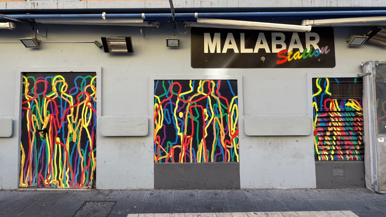 Un locale gay di Nizza nel quartiere LGBTQ+ della citt&agrave; con le saracinesche dipinte con street art arcobaleno