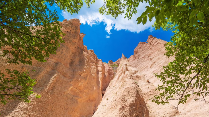 Escursione alle Lame Rosse a Fiastra: Tutto quello da sapere sul Grand Canyon delle Marche