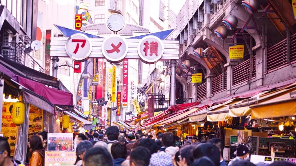 La porta di ingresso del mercato di ueno Ameya-Yokocho migliori quartieri tokyo itinerario completo giappone