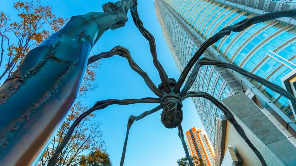 Scultura-ragno-di-Louise-Bourgeois-nella-piazza-di-Rappongi-hills-i-migliori-quartieri-di-tokyo-itinerario-completo-giappone-depositphotos