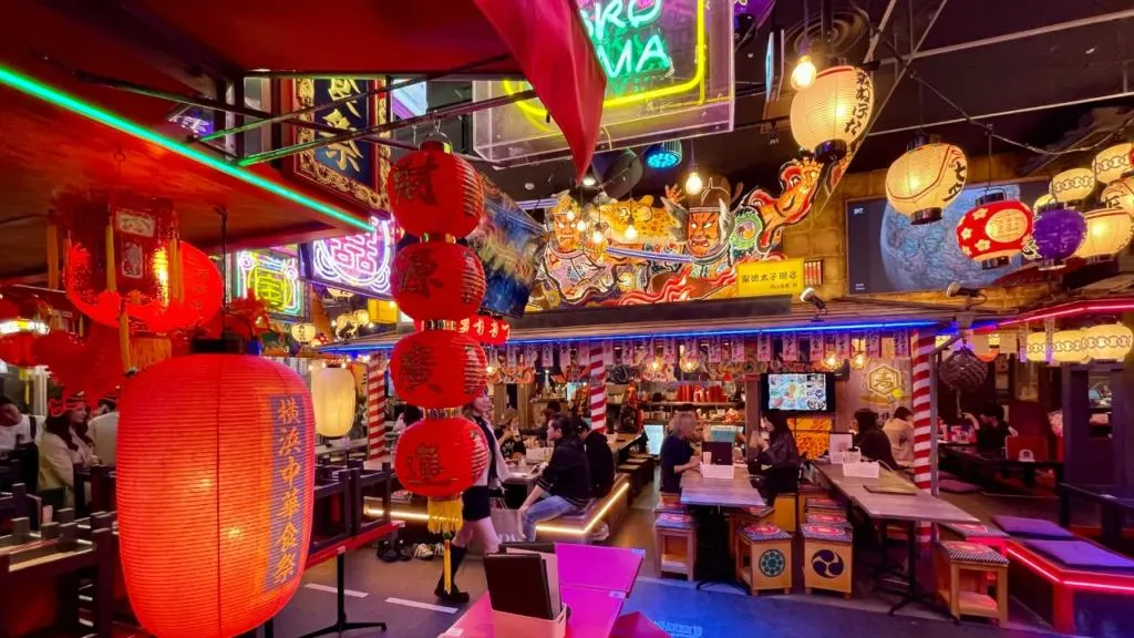 gli-interni-della-kabukicho-tower-a-shinjuku-migliori-quartieri-tokyo-itinerario-completo-giappone