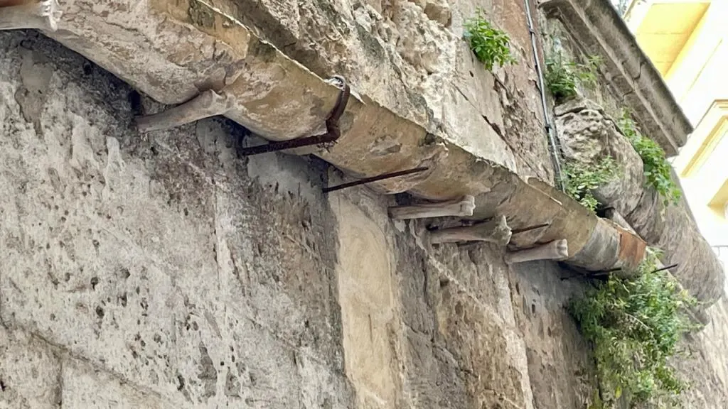 grondaia-in-terracotta-sorretta-da-ossa-nei-sassi-di-matera-cosa-vedere-itinerario-completo