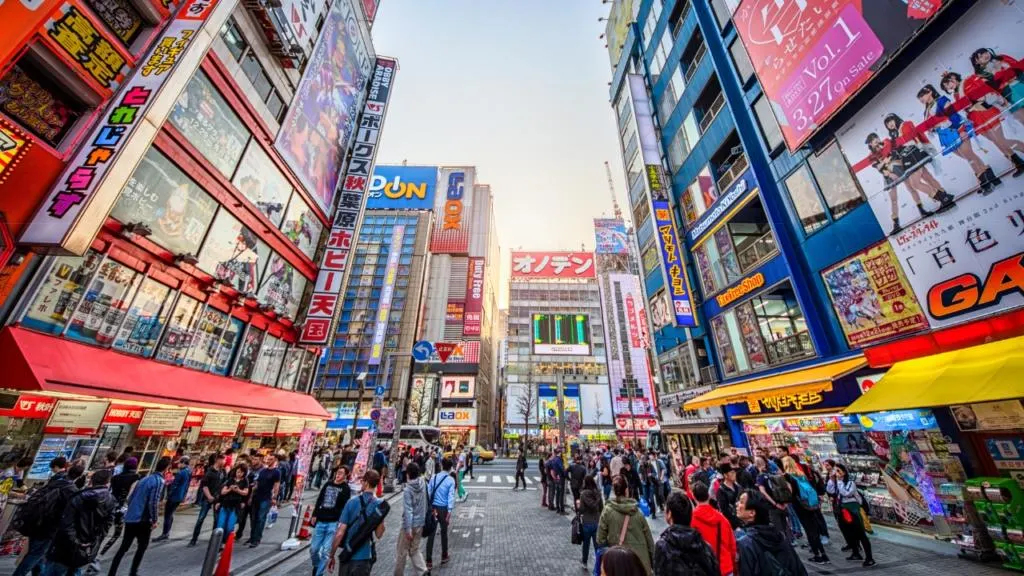 il-quartiere-akihabara-dove-trovare-negozi-di-manga-anime-e-maid-cafe-i-migliori-quartieri-di-tokyo-itinerario-completo-giappone