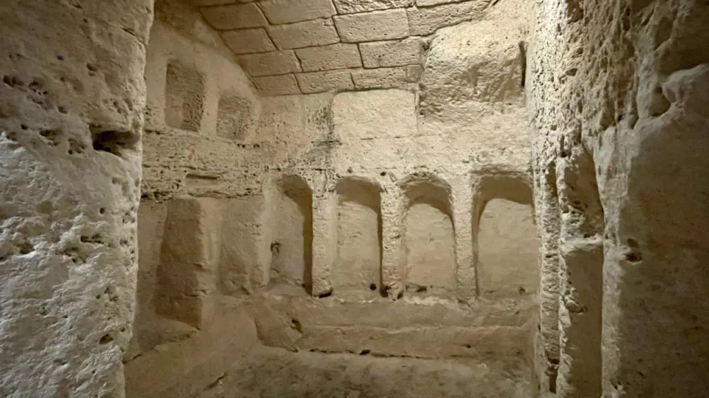 putridarium-scolatoi-nella-chiesa-rupestre-di-san-pietro-barisano-nei-sassi-di-matera-cosa-vedere-itinerario-basilicata