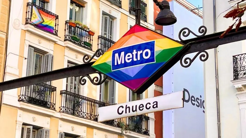 Fermata metro Chueca a Madrid, simbolo del quartiere gay-friendly e cuore della scena LGBTQ+ della citt&agrave;