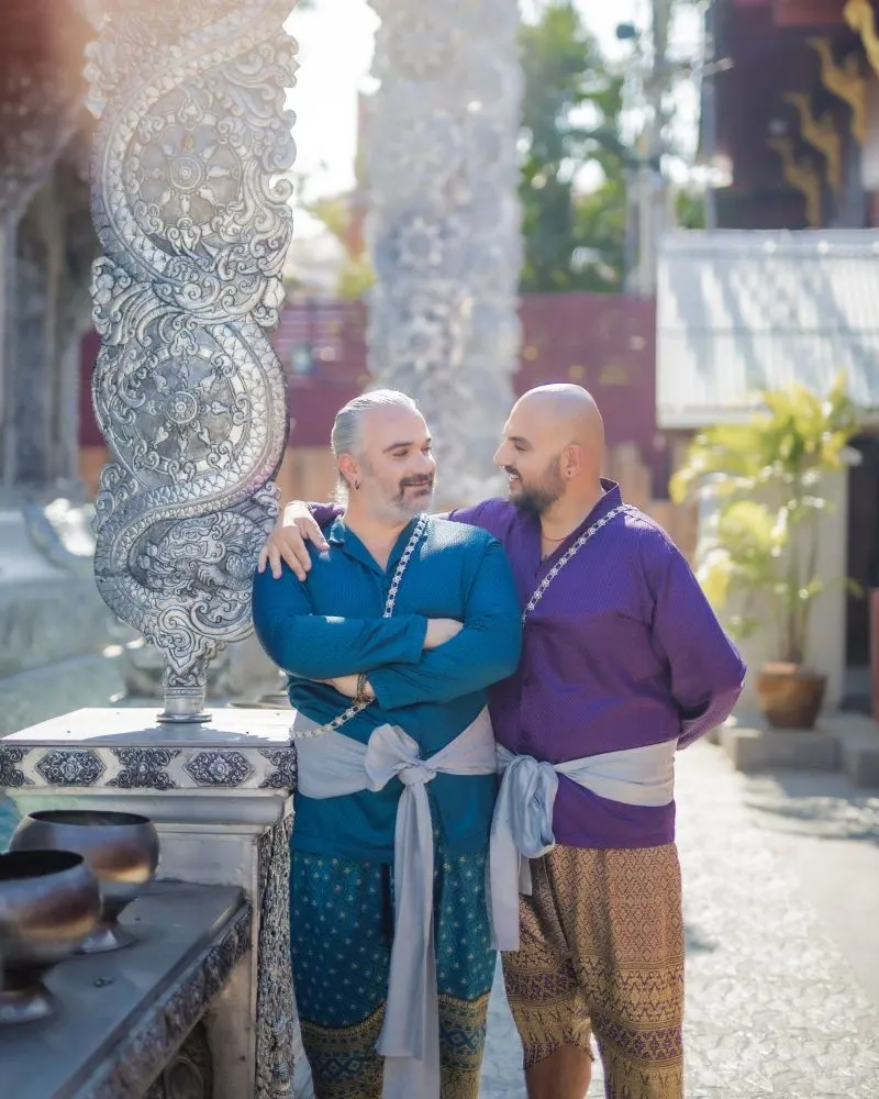 Daniele e Lugi di Gayly Planet in abiti tradizionali Thailandesi mentre visitano i templi di Chiang Mai