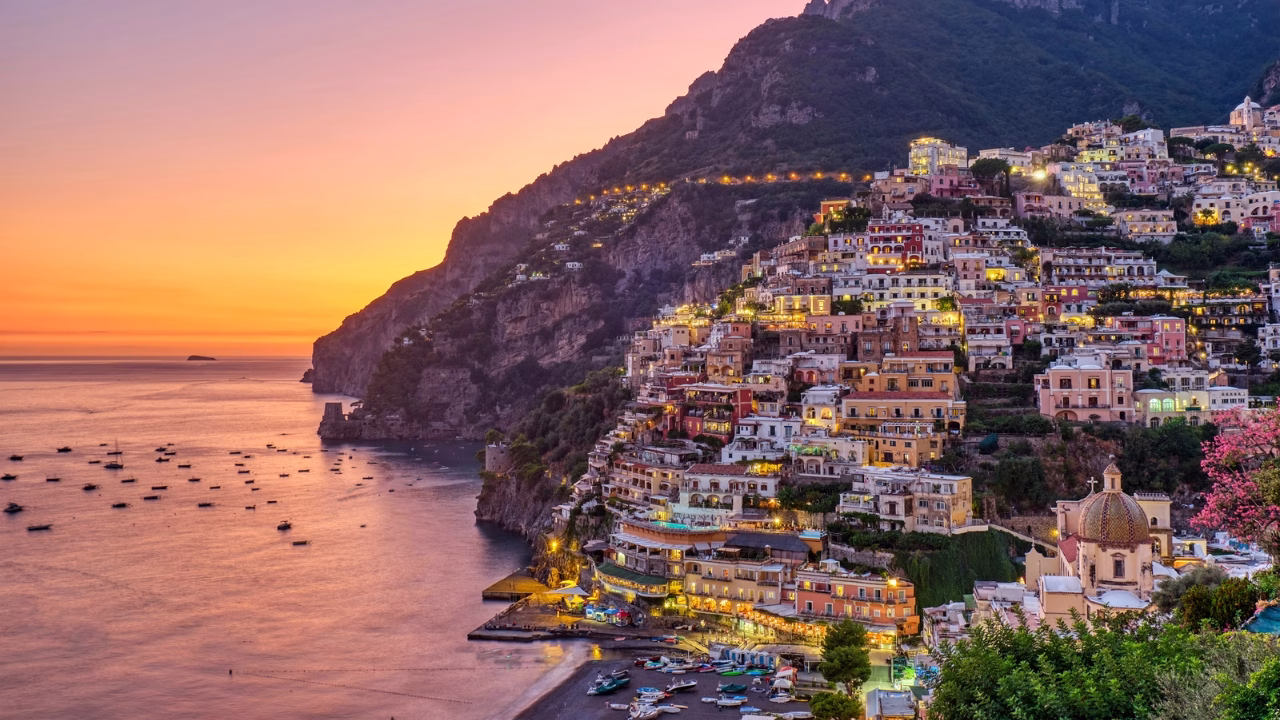 Vista al tramonto su Positano nella Costiera Amalfitana, rinomata anche per le spiagge gay e naturiste frequentate dalla comunit&agrave; LGBTQ+ in Campania.