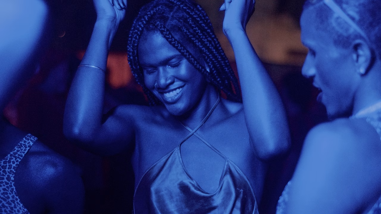 Una persona queer che balla in una discoteca gay di Maspalomas a Gran Canaria