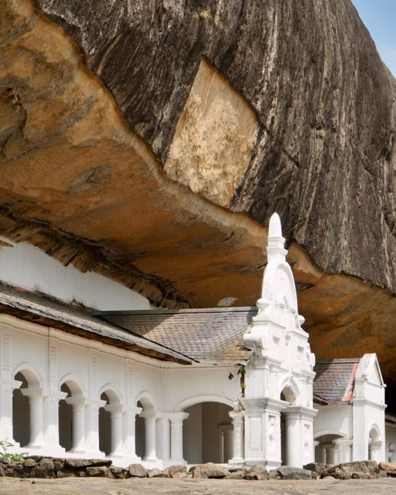 Ingresso delle grotte al tempio d'oro di Dambulla in Sri Lanka
