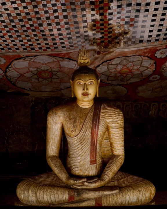 Statua di Buddha in una delle grotte del tempio d'oro di Dambulla in Sri Lanka