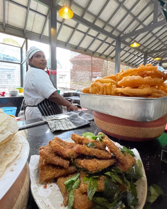 Una cuoca al mercato Hela Bojun Hala di Kandy in Sri Lanka