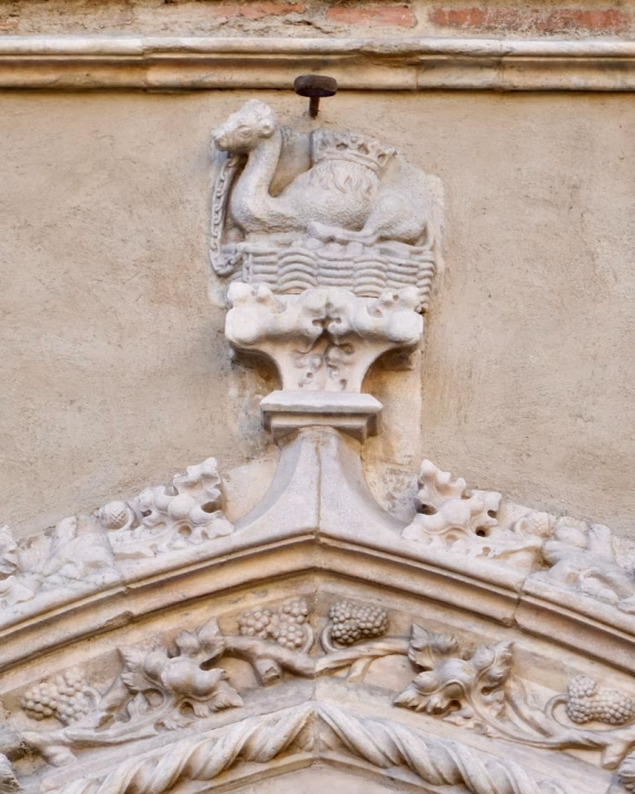 Bassorilievo del &ldquo;Cammello in cesta&rdquo; sulla facciata di Palazzo Borromeo a Milano, un dettaglio architettonico ricco di simbolismo e storia.