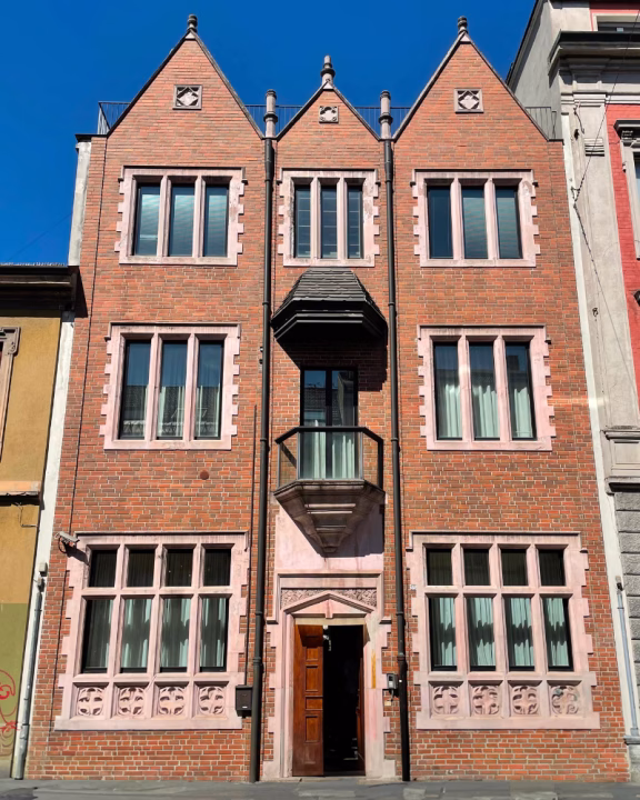 La Casa 770 a Milano, un edificio in stile neogotico situato in zona Porta Venezia. Questa particolare costruzione in mattoni rossi &egrave; una delle riproduzioni sparse nel mondo della casa originale del rabbino di Lubavitch a New York, un luogo simbolico per la comunit&agrave; ebraica chassidica.