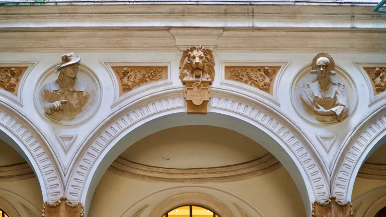 Dettaglio del cortile di Palazzo Luraschi a Milano, con i bassorilievi raffiguranti i personaggi de &ldquo;I Promessi Sposi&rdquo;, tra cui Don Abbondio e Lucia Mondella.