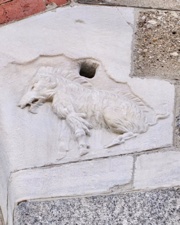 Bassorilievo della &ldquo;Scrofa Semilanuta&rdquo; in Piazza Mercanti a Milano, un antico simbolo della citt&agrave; legato alle sue origini leggendarie.