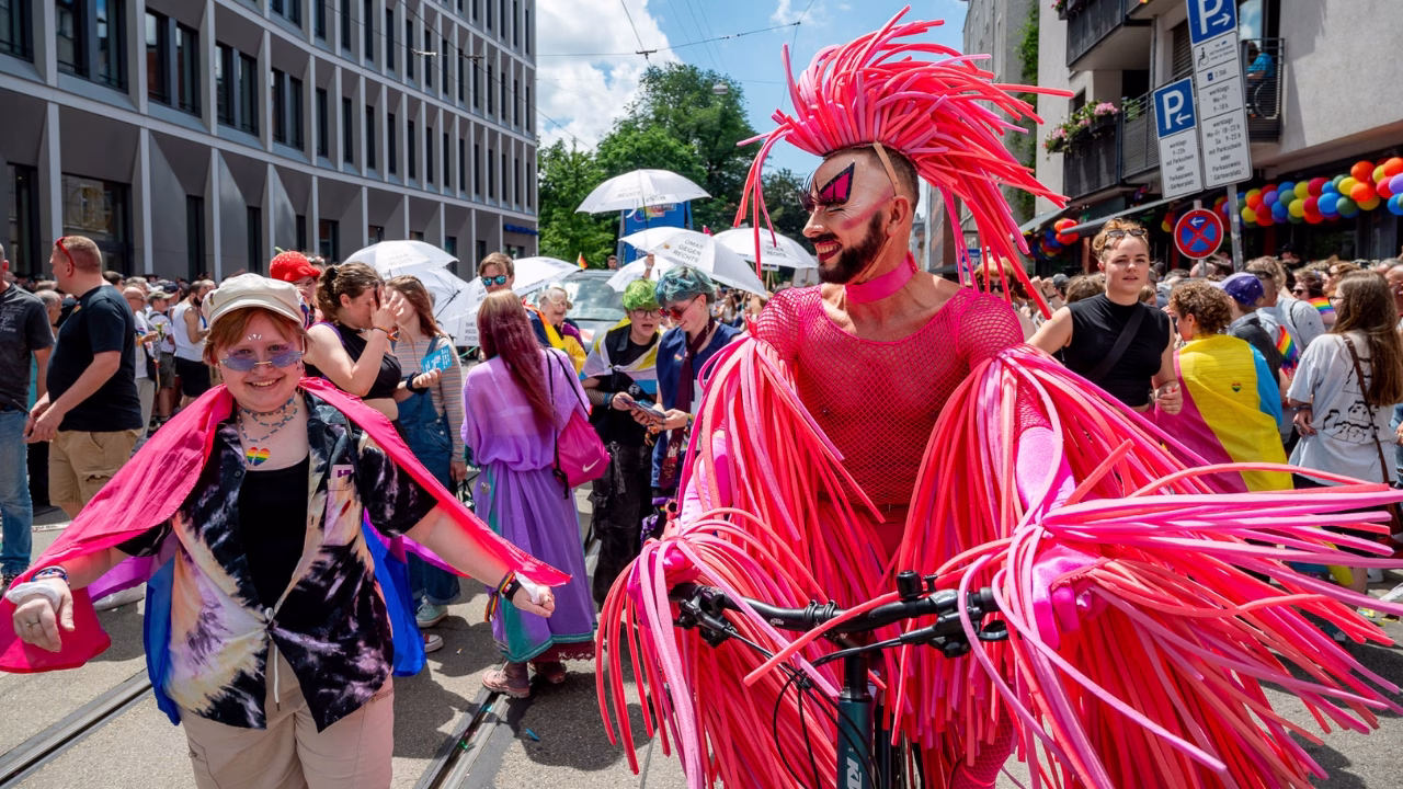 Partecipanti coloratissimi sfilano al CSD Munich Pride, la parata dell&rsquo;orgoglio LGBTQ+ di Monaco di Baviera, con costumi eccentrici, bandiere inclusive e un&rsquo;atmosfera di festa e visibilit&agrave; queer nel cuore della citt&agrave;.