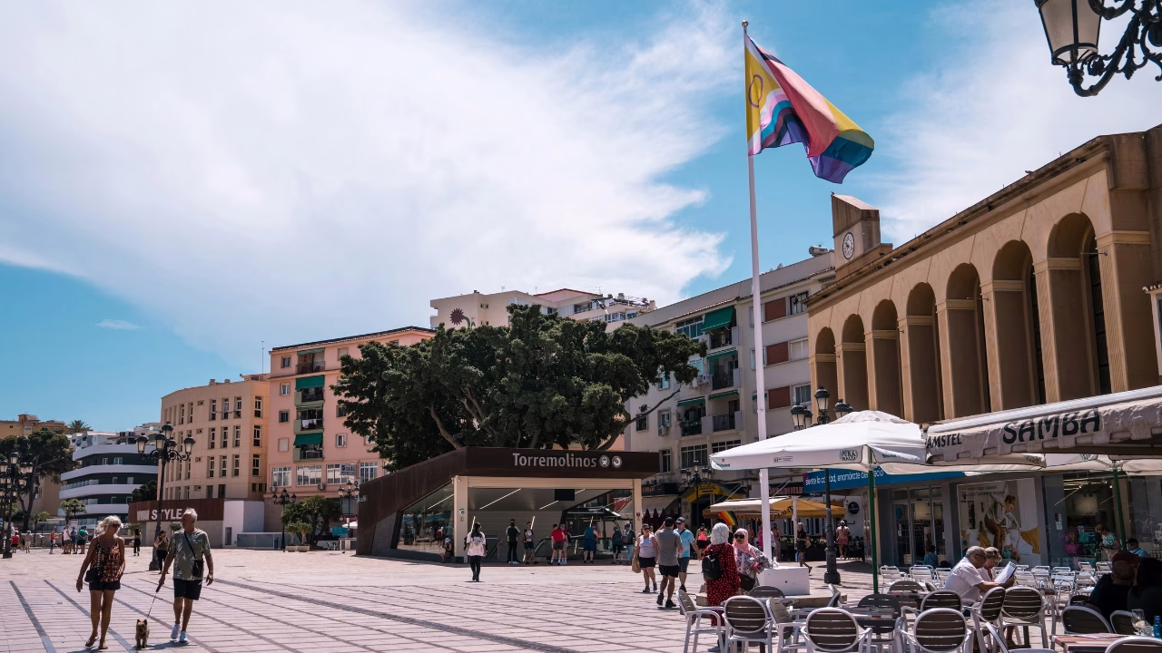 La bandiera arcobaleno nella piazza di La Nogalera, il quartiere gay di Torremolinos