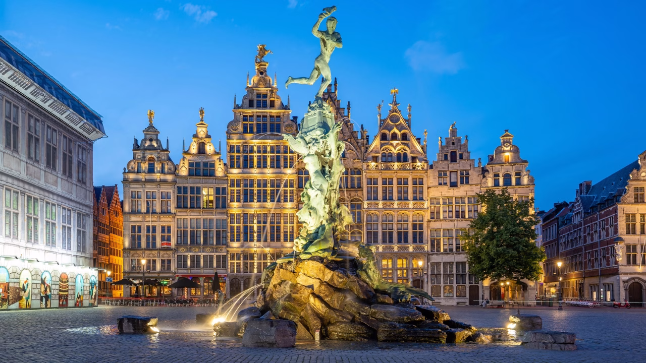 La piazza centrale di Anversa in Germania, poco dopo il tramonto