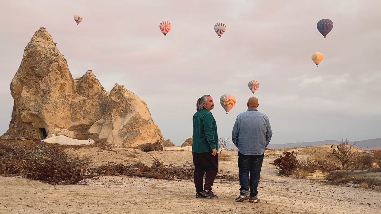 Daniele e Luigi di Gayly Planet, viaggiatori LGBTQ+ in Cappadocia tra le mongolfiere