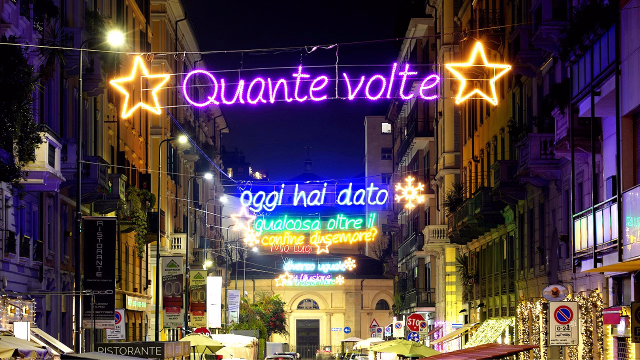Luminarie d&rsquo;Autore firmate da Jonathan Bazzi per il Natale LGBTQ+ a Porta Venezia, Milano, con frasi luminose in collaborazione con Levi&rsquo;s che celebrano inclusivit&agrave; e orgoglio nella zona rainbow della citt&agrave;.