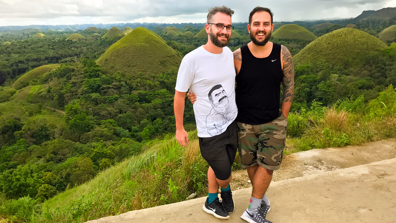 Daniele e Luigi di Gayly Planet alle Chocolate Hills di Bohol, Filippine, una delle meraviglie naturali pi&ugrave; famose del Paese e meta suggestiva per viaggiatori LGBTQ+ in Asia