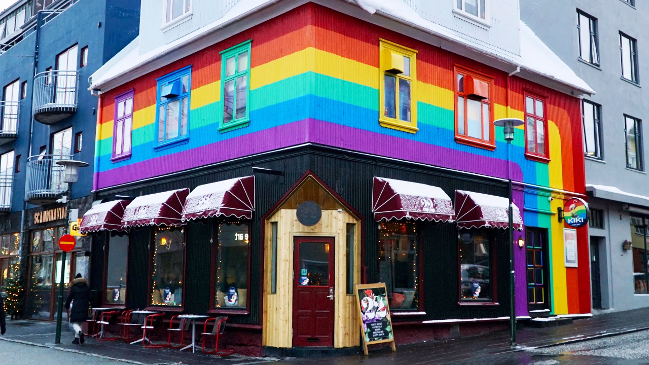 Kiki Queer Bar a Reykjav&iacute;k, il locale gay pi&ugrave; famoso d&rsquo;Islanda nel cuore della capitale LGBTQ+ friendly