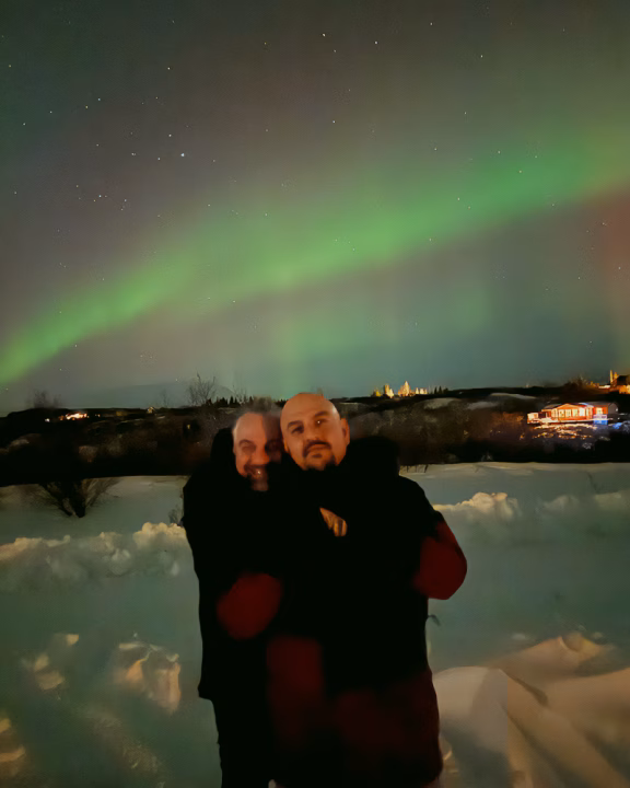 Daniele e Luigi di Gayly Planet osservano l&rsquo;aurora boreale in Islanda durante un viaggio gay-friendly