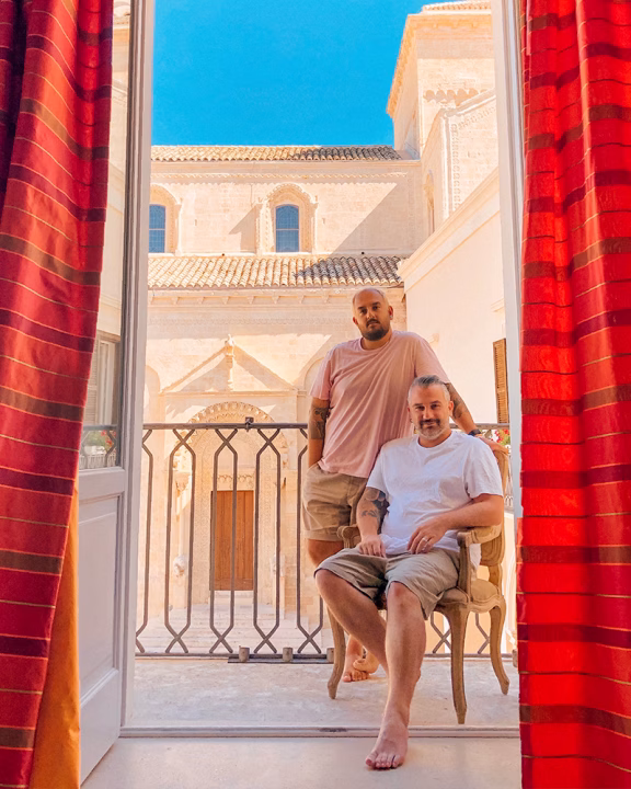 Daniele e Luigi di Gayly Planet in una camera con vista a Palazzo Gattini, hotel di lusso nei Sassi di Matera
