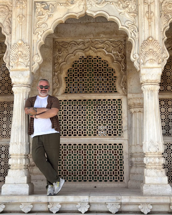 Luigi di Gayly Planet davanti a un palazzo storico di Delhi, guida gay e queer per scoprire l&rsquo;India inclusiva