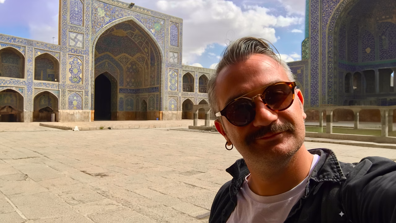 Viaggiatore LGBTQ+ davanti alla Moschea di Isfahan in Iran. Guida gay e sicurezza in un Paese con leggi severe contro l&rsquo;omosessualit&agrave;