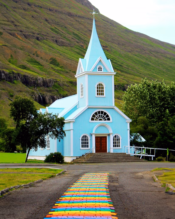 Chiesa azzurra di Sey&eth;isfj&ouml;r&eth;ur con la Rainbow Street, simbolo LGBTQ+ in Islanda