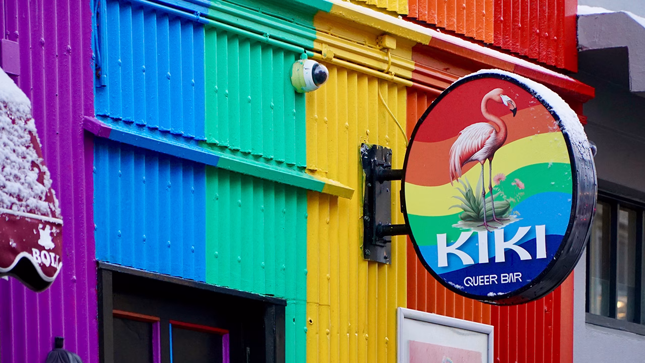 Insegna del Kiki Queer Bar a Reykjavik con facciata arcobaleno, storico locale LGBTQ+ dell&rsquo;Islanda