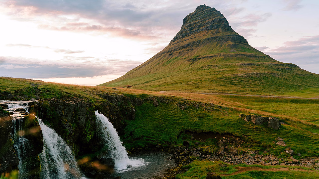 Cascata Kirkjufellsfoss e monte Kirkjufell, icona naturale della penisola di Sn&aelig;fellsnes in Islanda