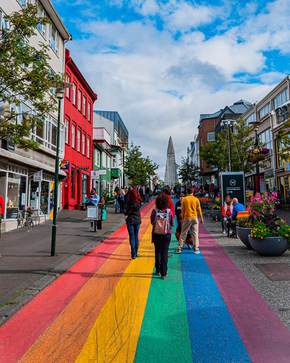 Rainbow Street a Reykjav&iacute;k con vista sulla Hallgr&iacute;mskirkja, simbolo della comunit&agrave; LGBTQ+ in Islanda