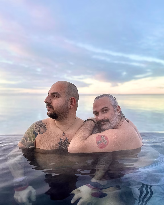 Daniele e Luigi di Gayly Planet alla Sky Lagoon di Reykjav&iacute;k, esperienza termale gay friendly in Islanda