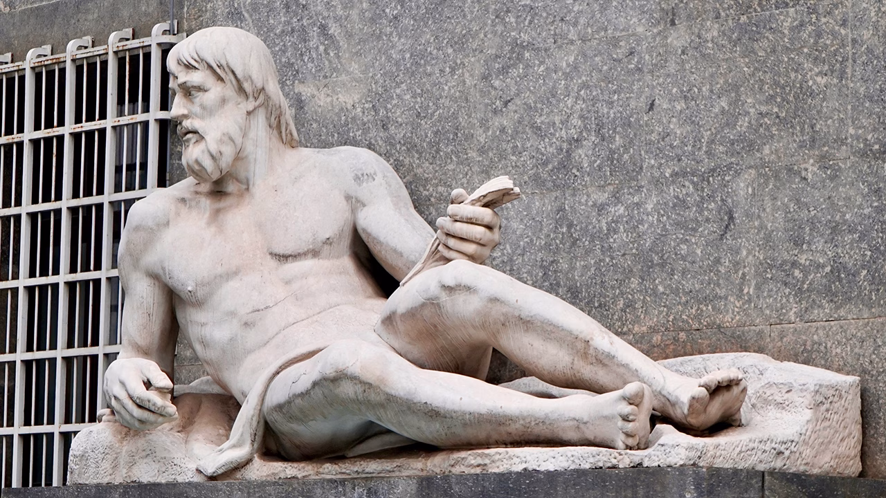 Statua della Fontana del Po in Piazza CLN a Torino, simbolo monumentale del centro storico