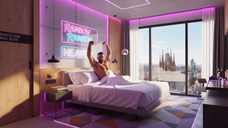 Camera di design in un hotel gay a Barcellona con vista sulla Sagrada Fam&iacute;lia e luci al neon arcobaleno, simbolo della scena LGBTQ+ del Gaixample.